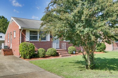 View of front of property featuring a front lawn