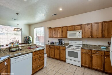 04_262W225S_177002_Kitchen_HiRes