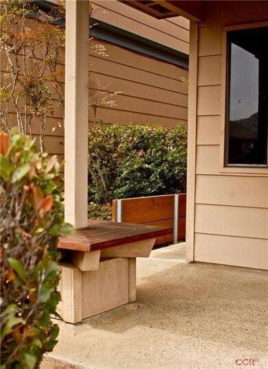 Sitting area with bench.  Notice that this is a fr