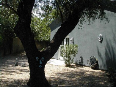 corrine courtyard