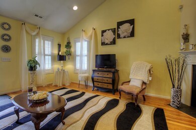 1960 Pinehurst Rd-large-006-15-Living Ro