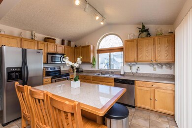 Stainless appliances. Vaulted ceilings.