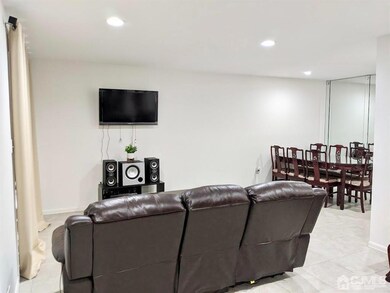 303 Michaels Ct, Woodbridge, NJ 07095 - photo 4