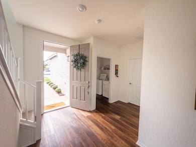 Entrance foyer with washing machine and dryer, da