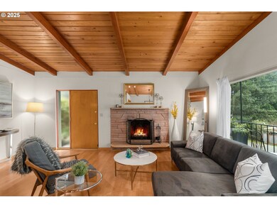 Living Room/Entrance