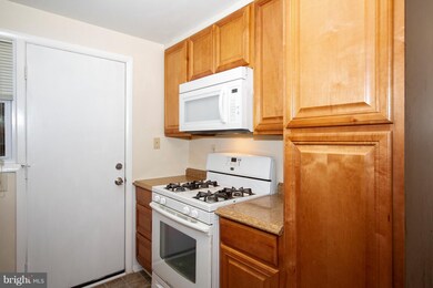 1022 Foxridge Ln, Essex, MD 21221 - photo 7