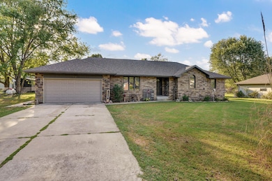 119 N Oak Grove, Marshfield, MO 65706 - photo 2