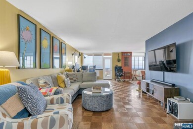 The Regency unit 17D, Fort Lee, NJ 07024 - photo 2