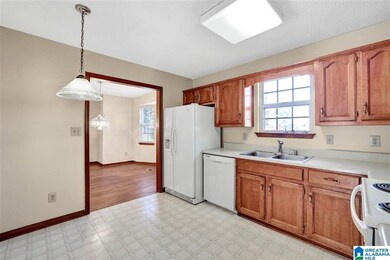 712 Jason Cir, Center Point, AL 35215 - photo 2