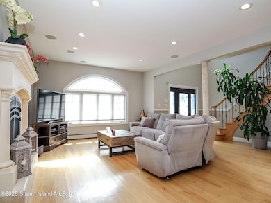 267 Woods of Arden Rd, Staten Island, NY 10312 - photo 5