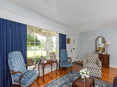 Alt view of living room