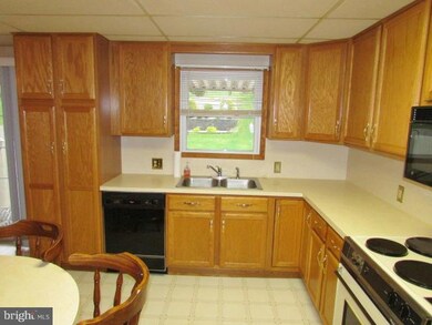 155 Meadowcreek Dr S, Chambersburg, PA 17202 - photo 6