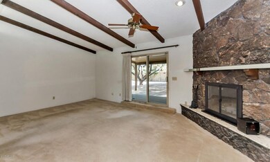 2885 E North Ln-large-003-14-Living Room