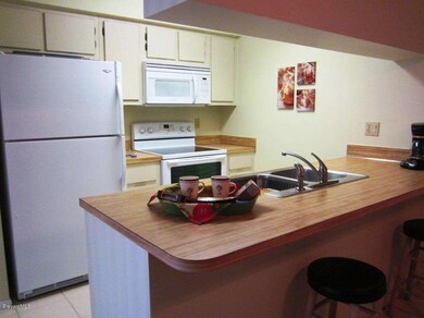 Kitchen w.smoothtop range
