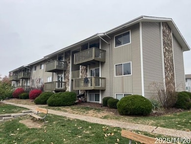 2012 Gascony Parc Dr unit 2012, Lake Saint Louis, MO 63367 - photo 2