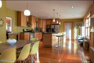 154 Regent St, Saratoga Springs, NY 12866 - photo 7