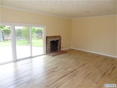 Living room w/ Fireplace