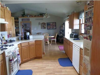 OPEN KITCHEN AND DINING ROOM. STOVE AND REFRIGERAT
