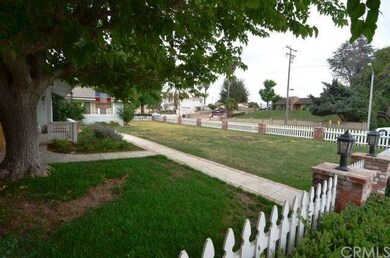 WHITE PICKET FENCE FULLY ENCLOSED FRONT YARD