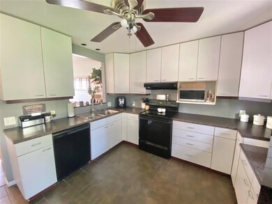 766 W 43rd St, Davenport, IA 52806 - photo 6