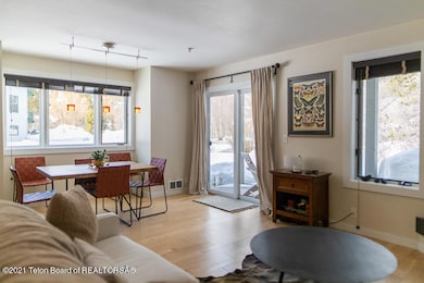 Living Room/Dining