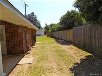 Side of fully fenced in yard