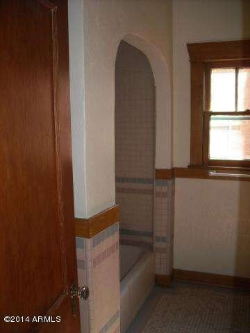 Bathroom tub