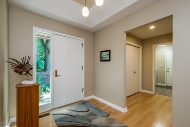 004-Foyer-3243366-large