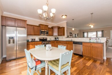 Note the Stainless Steel appliances