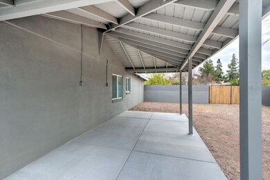 611 N Sunland Dr-4