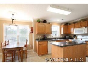 Kitchen and breakfast area