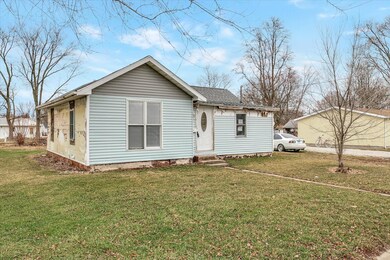 812 E Overton St, Tuscola, IL 61953 - photo 3