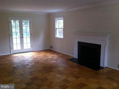 8512 Doyle Dr, Alexandria, VA 22308 - photo 2