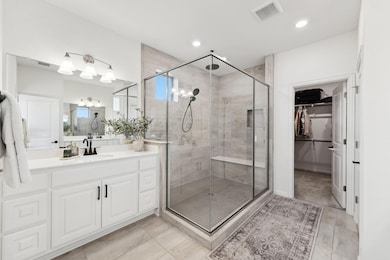 Full bath with visible vents, a spacious closet, 