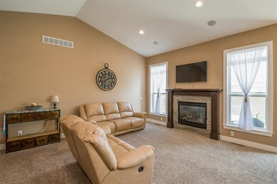 1825 Huntsboro Ln SW, Cedar Rapids, IA 52404 - photo 5