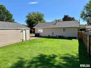 1918 Valley Dr, Davenport, IA 52806 - photo 3