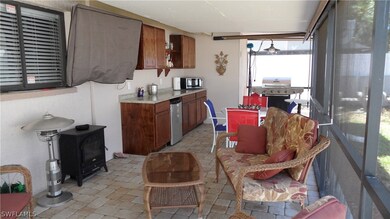 Outdoor kitchen/lounge