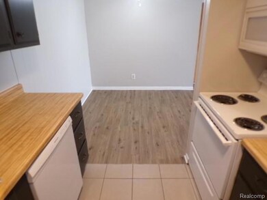 825 S Grand Ave unit 5, Fowlerville, MI 48836 - photo 6