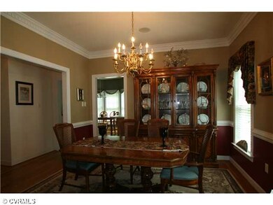 Dining Room - Lovely trim, wood floors