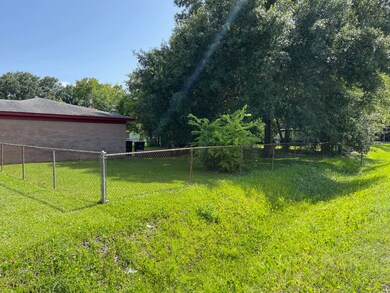 1102 College Dr, Alvin, TX 77511 - photo 3