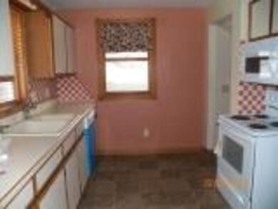 1107 W 6th St S, Newton, IA 50208 - photo 7