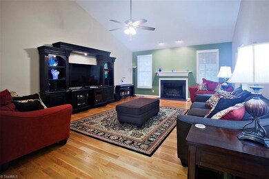 2106 Candelar Dr, High Point, NC 27265 - photo 2