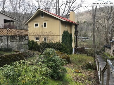 Beautiful landscaping around the home!!