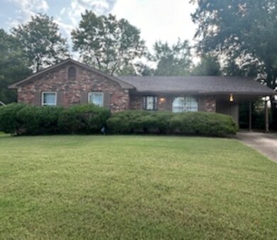 View of front of house featuring a front lawn and 