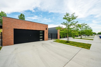 Garage/Street View