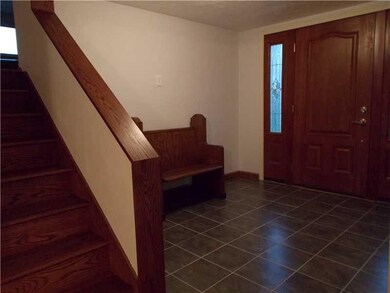 Entry/Foyer. Ceramic tile