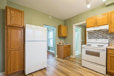 909 Daniels St NE, Cedar Rapids, IA 52402 - photo 6