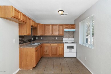 2721 E Southgate Ave-large-008-014-2721