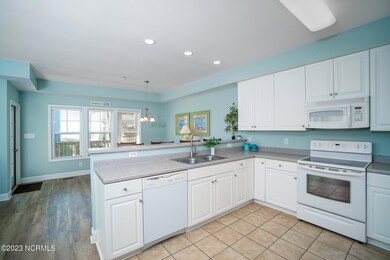 Kitchen w/ peninsula seating