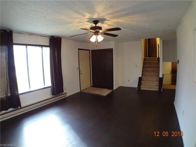 1518 Poplar Drive Lorain Ohio - Living Room